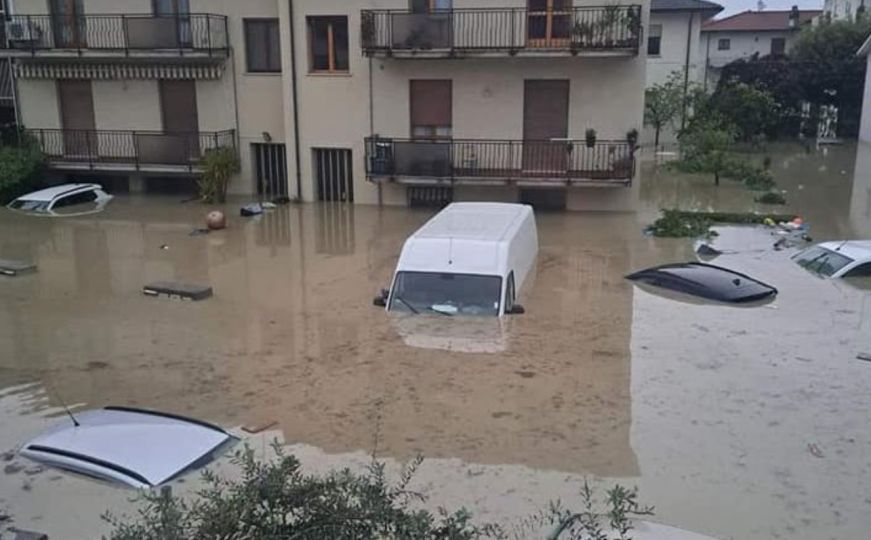 Ogromne poplave i u Italiji: Stotine evakuiranih, klizišta, zaglavljeni automobili...