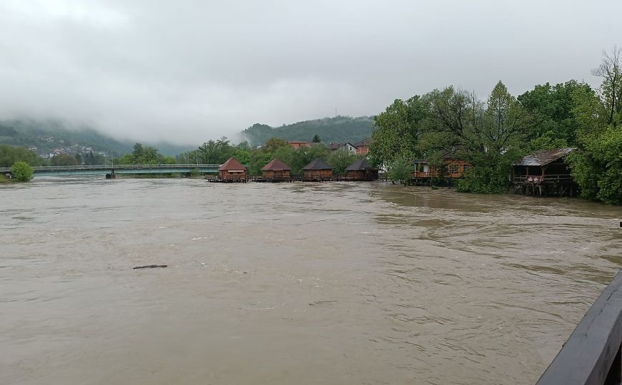 Poplave uzrokovale probleme: Obustavljen saobraćaj na području Bihaća