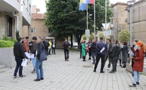 Grupa novinara napustila javnu raspravu o kriminalizaciji klevete: "Ovo je uvredljivo"