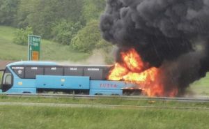 Haos na autoputu u Hrvatskoj: Autobus iz Tuzle se zapalio u vožnji, putnici evakuisani