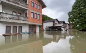 Poplave u Bosanskom Novom: Kuće pod vodom, plutaju frižideri i namještaj