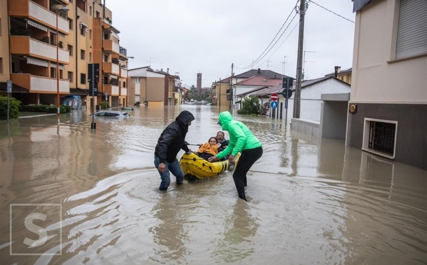 Raste broj poginulih u poplavama u Italiji: Gradovi poplavljeni, hiljade ljudi napustilo domove