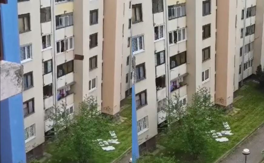 Naselje Mojmilo: Bacao otpad kroz prozor zgrade, objavljen snimak