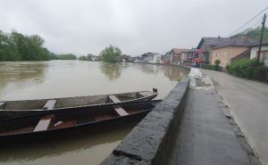 U Bosanskom Novom aktivno pet klizišta, iz poplava evakuisano 25 osoba
