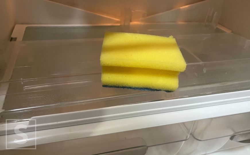 Znate li zašto je dobro staviti spužvu u frižider: Trik koji će vam olakšati život