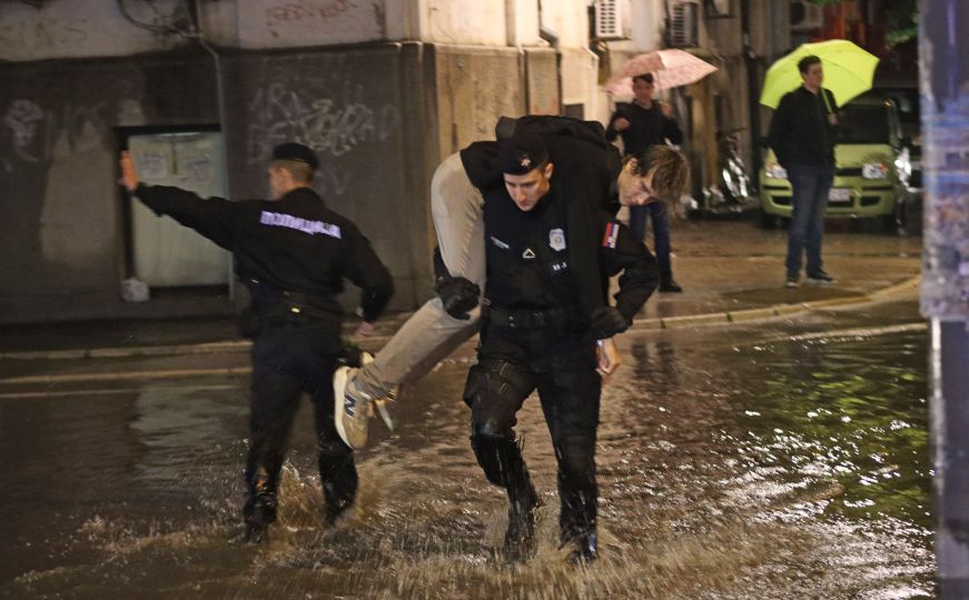 Novi Sad: Zbog obilnih padavina policija prenosila ljude do kasno u noć