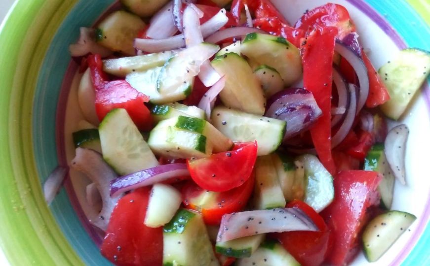 Da li jedete paradajz i krastavac zajedno u salati? Evo kako to djeluje na organizam