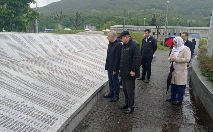 Christian Schmidt u posjeti Srebrenici: 'Pomirenje nije jednostavno, ali je jedini put'