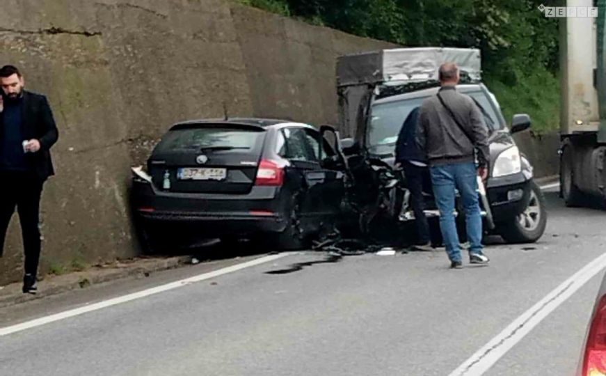 Teška saobraćajna nesreća u blizini Žepča: Tri osobe povrijeđene