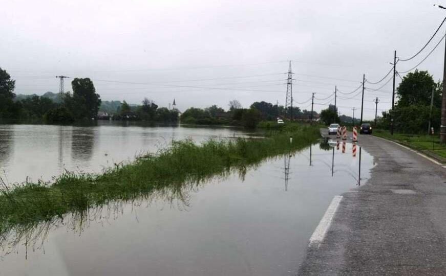 U mjestu Špilja i dalje obustavljen saobraćaj zbog vode na cesti, objavljena upozorenja za klizišta