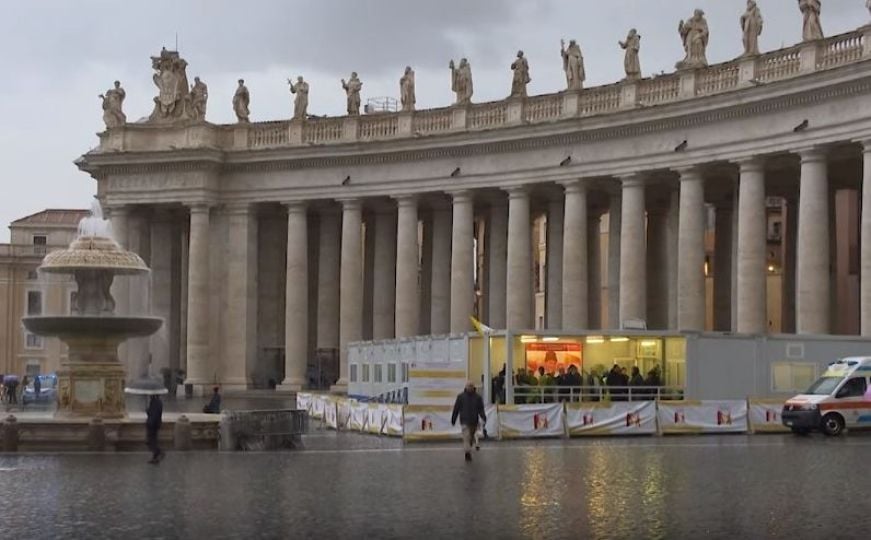 Incident u Vatikanu: Autom proletio u palaču, policija pucala da ga zaustavi