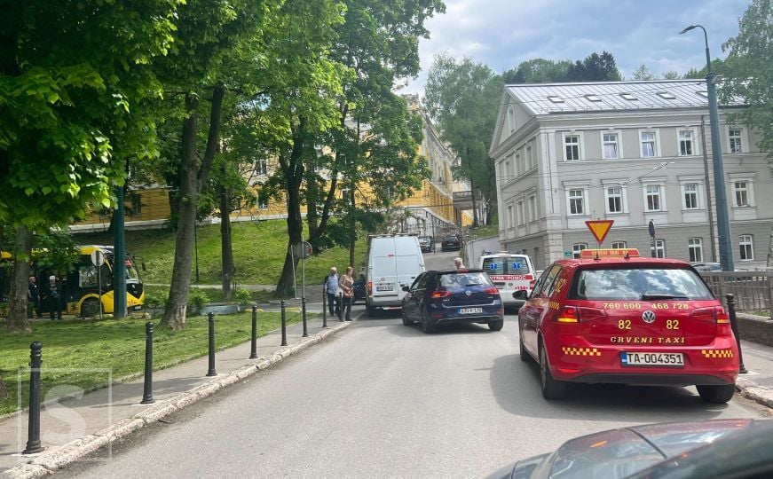 Nesreća u centru Sarajeva: Jedno povrijeđeno, obustavljen trolejbuski saobraćaj