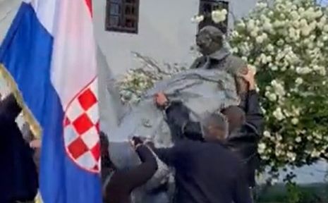 Slučaj u Hrvatskoj: Članovi Domovinskog pokreta ceradom prekrili Titov kip