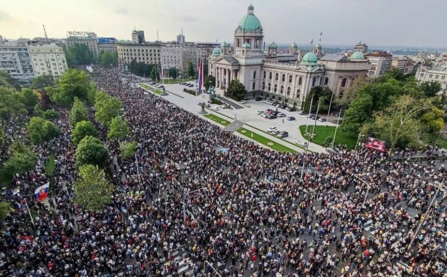 "Vučiću, ostavka!": Desetine hiljada građana na protestima u Beogradu, blokirali grad