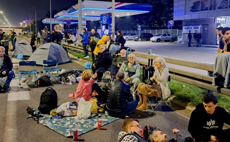 Beograđani proveli noć na autoputu, traže ispunjenje zahtjeva: "Bit ćemo tu koliko god treba!"