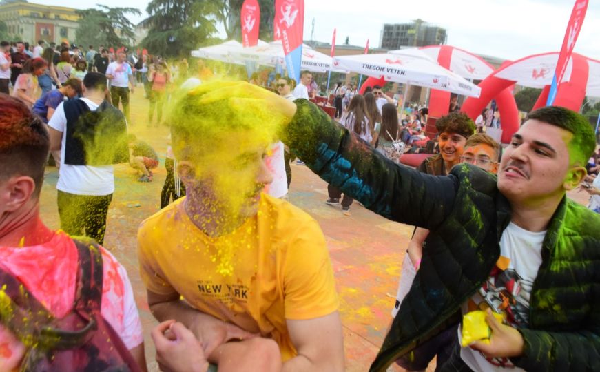 U Tirani održan "Color Day Festival": Mladi se zabavljali prskajući sebe i druge prahom u bojama