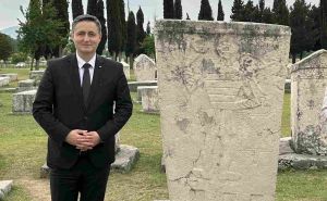 Bećirović oduševio objavom: Niko nije pronašao stećak na kom Bosanac kleči i moli