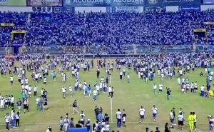 Tragična noć u svijetu nogometa: U stampedu na stadionu preminulo 12 navijača, mnogo povrijeđenih