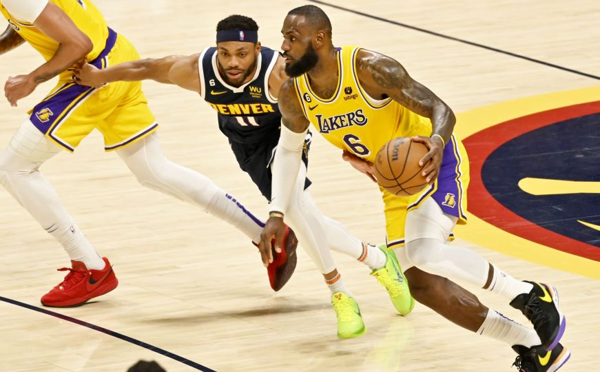 Sudija krvav na meču Lakersa i Denvera: LeBron se svom snagom 'zakucao' u nesretnog arbitra