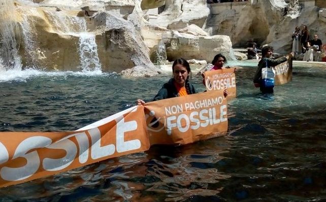 Ekološki aktivisti zacrnili vodu u poznatoj fontani u Rimu