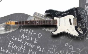 Gitara koju je potpisao i slomio Kurt Cobain prodana za vrtoglavu cijenu