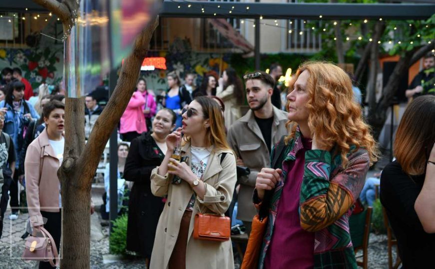 Revolucija dok mirišem baš lijepo: Popularna Andrijana Vešović Zombijana otvorila izložbu u Sarajevu