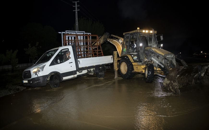 Haos u Ankari: Kilometarske kolone i saobraćajne nesreće uzrokovane poplavama