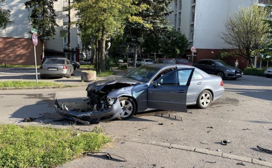 Teška nesreća kod Sarajeva: Uništen prednji dio Mercedesa, povrijeđena jedna osoba