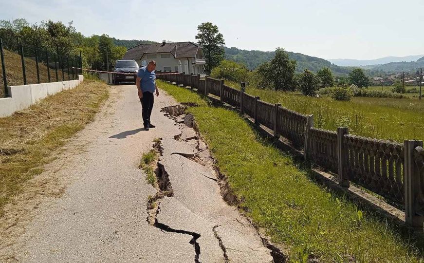Posljedice nakon poplava: Klizište ugrozilo put i mezarje u Sanskom Mostu