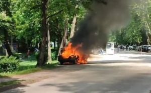 Požar na Ilidži: Potpuno izgorio Mercedes, poznat i uzrok