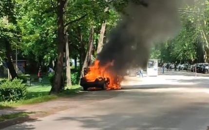 Požar na Ilidži: Potpuno izgorio Mercedes, poznat i uzrok