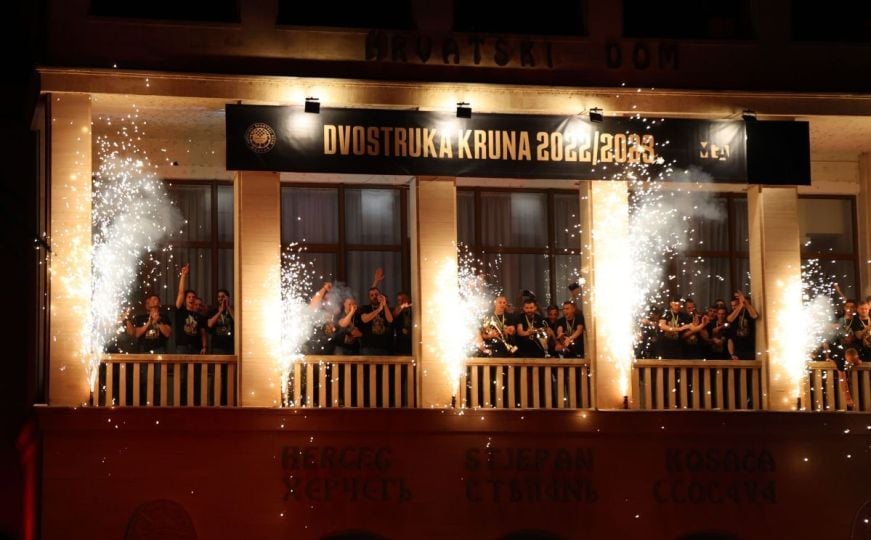 Vatromet i muzika: Plemići s navijačima, simpatizerima i građanima u Mostaru proslavili duplu krunu