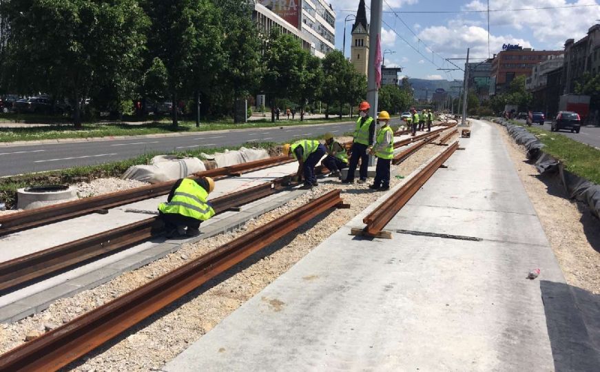 Rekonstrukcija tramvajske pruge u Sarajevu: Radnici postavljaju šine, Šteta objavio fotografije