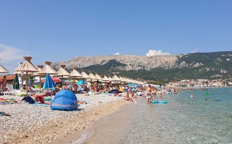 Hrvatski grad naplaćivat će tuširanje na plaži, poznata i cijena
