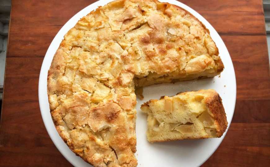 Najbrži i najjednostavniji kolač od jabuka: Izgleda klasično, ali okus će vas očarati