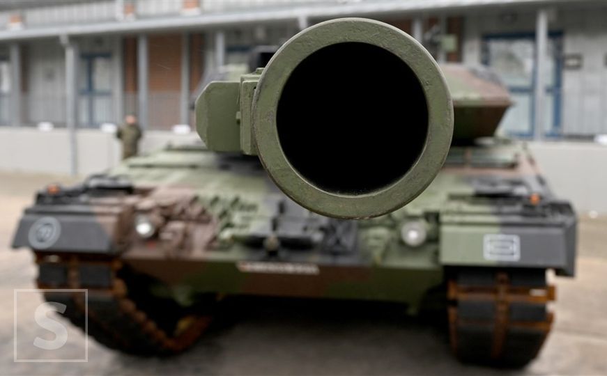 Njemačka se naoružava: Kupuju tenkove Leopard 2 i samohodne haubice