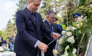 Komšić i Bećirović u Tuzli: Položeno cvijeće za ubijene na Kapiji i sve žrtve rata