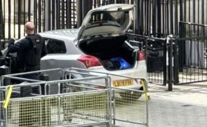 Automobilom se zabio u zgradu britanskog premijera, policija ga uhapsila