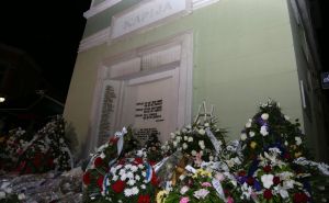 Suze, svijeće i cvijeće: Sirene u 20.55 sati obilježile godišnjicu masakra na Tuzlanskoj Kapiji