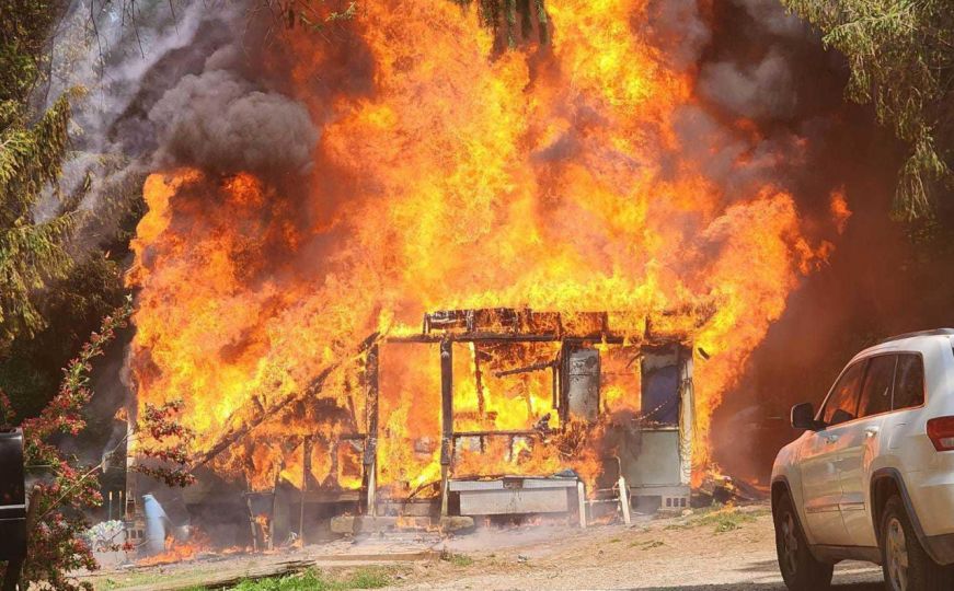 Sedmogodišnje dijete zapalilo kuću dok su roditelji unutra spavali. Čini se da je bilo namjerno?