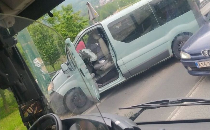 Saobraćajna nesreća u Sarajevu: Automobil se zabio u stub, ima i povrijeđenih