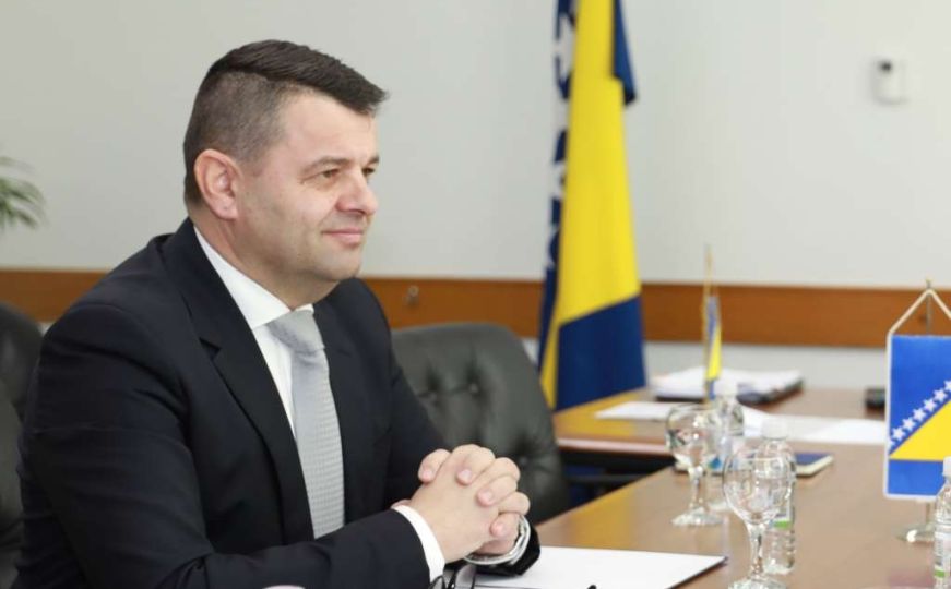 Ministar Sevlid Hurtić u Saboru poručio Milanoviću: 'Kupili smo parfem, okupali se,...'
