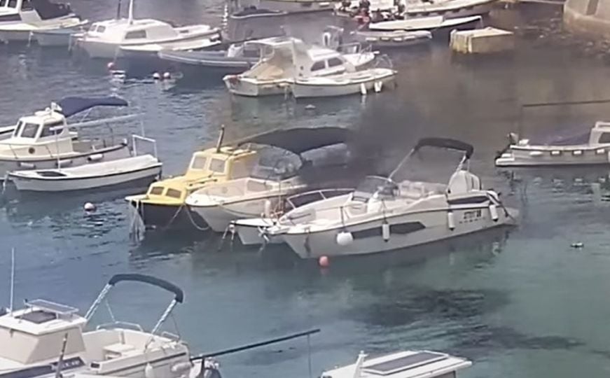 U Dubrovniku tokom maturalne zabave ispaljena signalna raketa: Pala na barku i zapalila ju