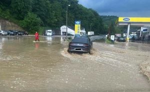 Jako nevrijeme u majevačkom kraju: Voda potopila put i opkolila kuće