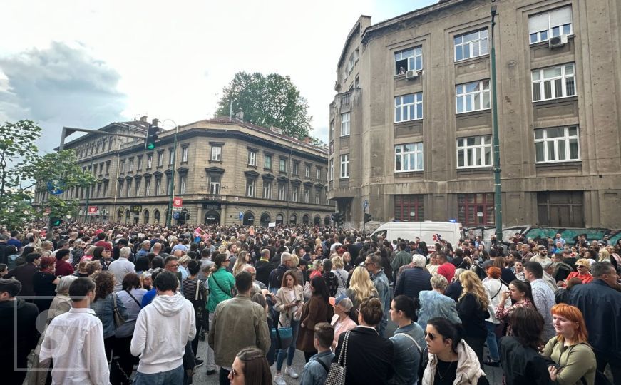 Završeno mirno okupljanje u Sarajevu: Glavna saobraćajnica je odblokirana