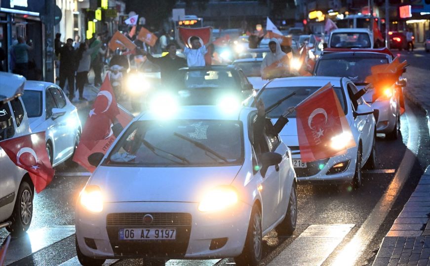 Erdoganove pristalice slave pobjedu na ulicama širom Turske