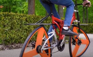 Neobična inovacija: Pogledajte kako izgleda kada se vozite biciklom sa "trokutastim točkovima"