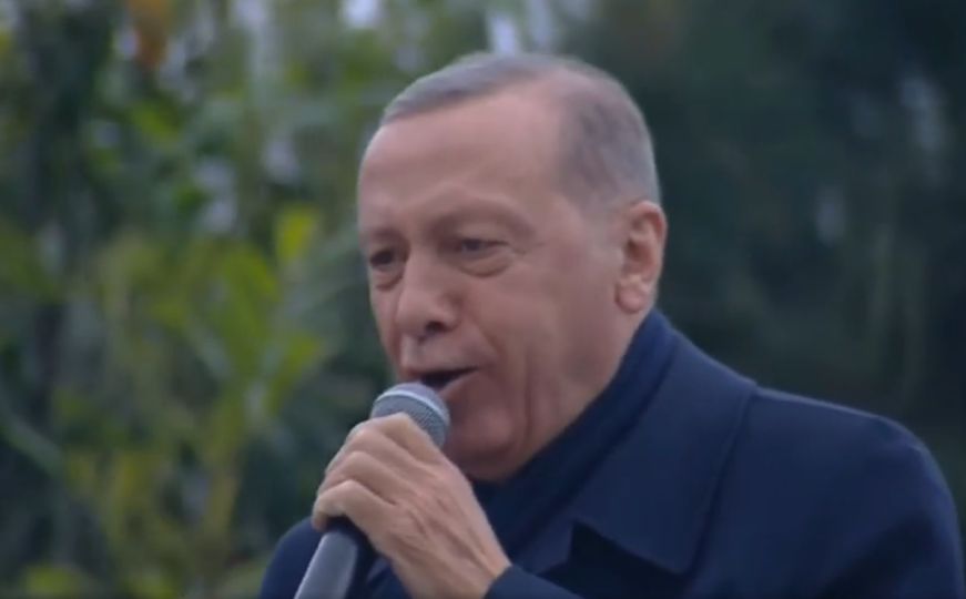 Pogledajte video: Kako Erdogan pjeva nakon pobjede na izborima
