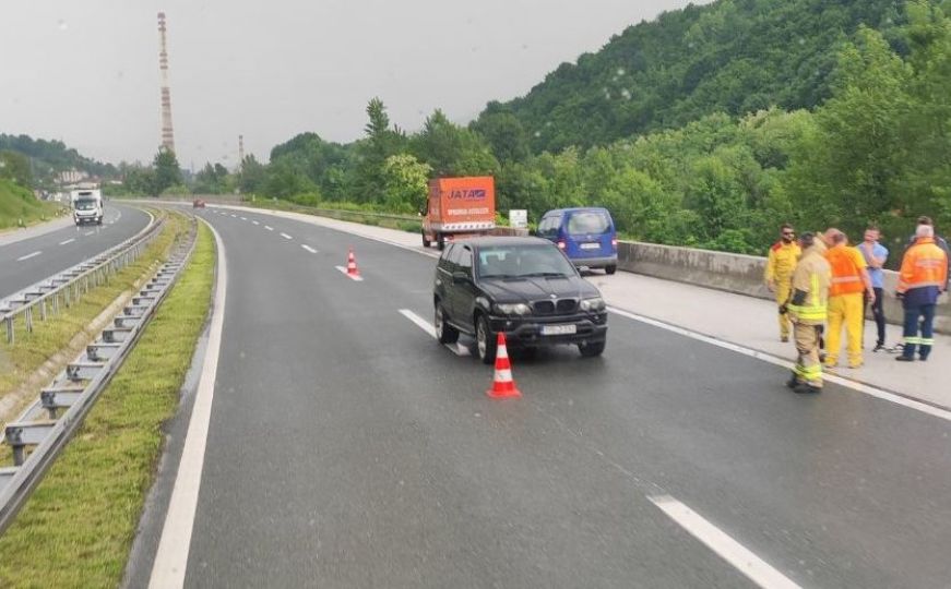 Nesreća na autoputu kod Kaknja: Prevrnuo se automobil