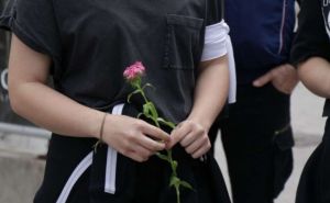 Polaganjem 102 bijele ruže u srijedu obilježavanje Dana bijelih traka: Spomenik još na čekanju